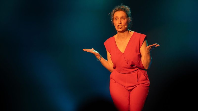 Humoriste et comédienne belge, un peu cash, un peu trash mais qui fait quand même du développement personnel.